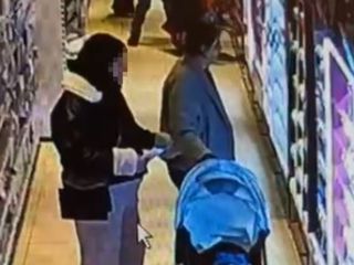 İstanbul'da kılıktan kılığa giren cep telefonu hırsızı kadın kamerada