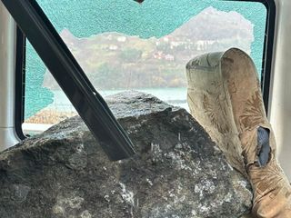 Artvin'de dev kayalar minibüsün üzerine düştü: Şans eseri kurtuldular