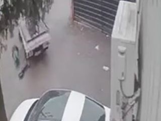 Bursa'da kamyonun altında kalan scooter sürücüsü can verdi