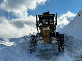 Van ve Hakkari'de ulaşıma kar engeli