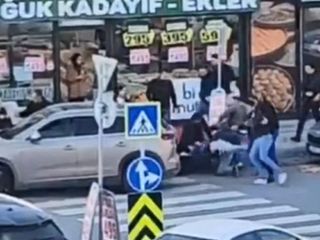 İstanbul'da 2 grup arasında tekmeli yumruklu kavga kamerada