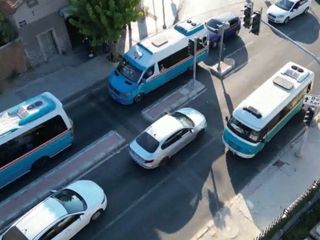 İzmir'de trafik kurallarını hiçe sayan dolmuş kamerada