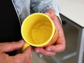 Çatlak seramik kupalar bakteri üretme riski taşıyor