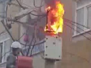 Diyarbakır'da aşırı yüke dayanamayan trafo alev aldı