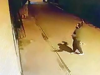 Adana'da bir şahıs eline aldığı taşları evin penceresine attı