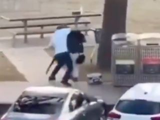 Avustralya'daki silahlı saldırganı etkisiz hale getiren sivil saniye saniye kamerada