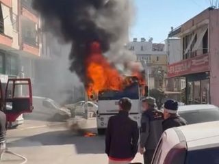 Antalya'da park halindeyken alev alan kamyon kullanılamaz hale geldi