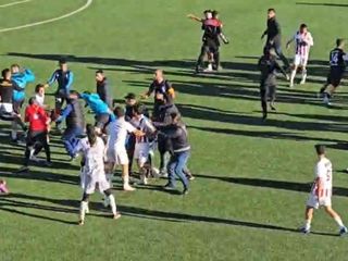 Elazığ'da amatör maçta saha karıştı: Emniyet güçleri zor ayırdı