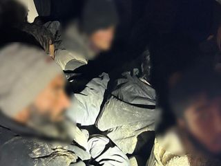 Iğdır'da durdurulan hafif ticari araçtan 12 kaçak göçmen çıktı