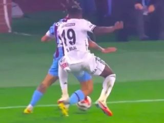 Eski hakemler yılın son derbisinde tartışılan kararları yorumladı