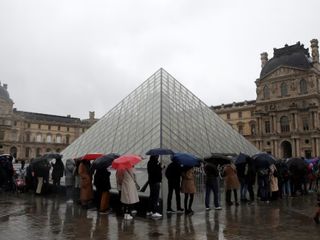 Louvre Müzesi bu kez de kapanma tehlikesiyle karşı karşıya