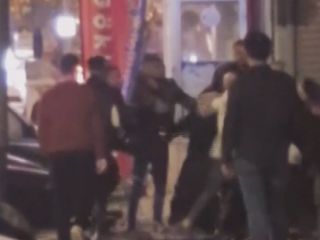 İstanbul'da iki kişi arasındaki kavgaya aileleri dahil oldu: Ortalık savaş alanına döndü