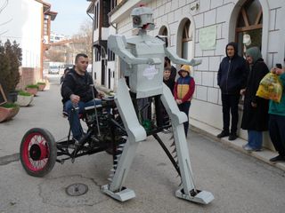 Kastamonu'da hurda malzemelerden robot yaptı: Gören telefonuna sarılıyor