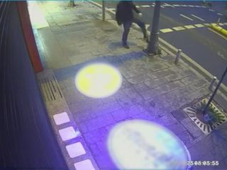 İstanbul'da sinirlendi, direkleri tekmeledi