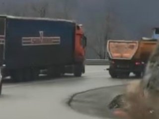 Artvin'de virajda sollamaya çıkan tır şoförü