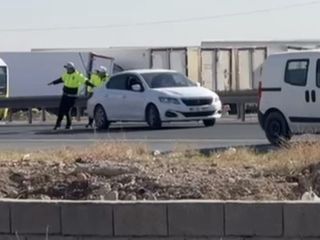 Mardin’de arızalanan otomobili polisler itti