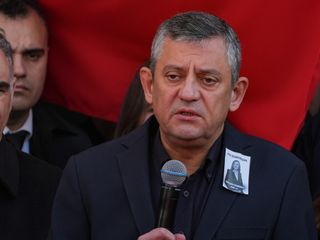 Gülşah Durbay'ın cenazesinde Özgür Özel gözyaşlarını tutamadı