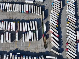 Yunan çiftçi eylemleri Türk tırlarını sınırda bekletiyor