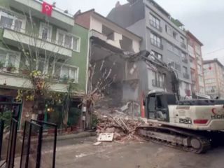 Bursa'da zeminden yıkılan binada son kat havada asılı kaldı