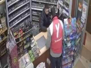 İstanbul'da markette parasını düşüren kuryeyi sosyal medya sayesinde buldu