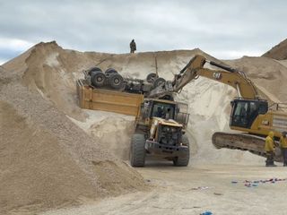 İstanbul'da taş ocağında devrilen kamyonun sürücüsü hayatını kaybetti