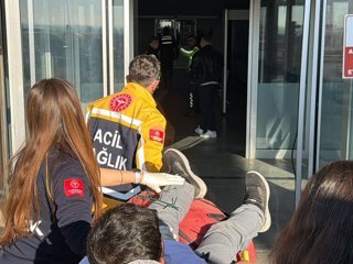 Tekirdağ'da okulda bacağına demir saplandı