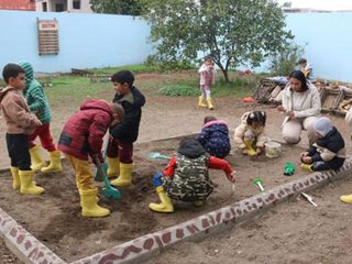 Adana'da öğretmen, atıl bahçeyi açık hava sınıfına dönüştürdü