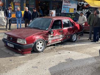 Çorum’da 3 araç kavşakta çarpıştı