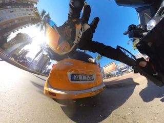 Mersin’de kaza yapan motosiklet sürücüsünü kaskı kurtardı