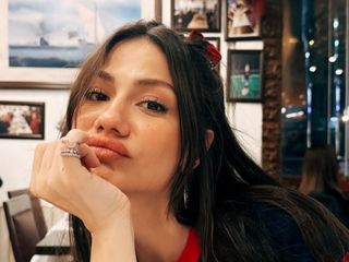 Demet Özdemir'den ayna pozu! Takipçilerinden beğeni yağdı
