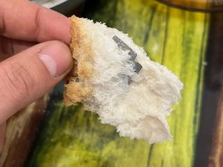 Nevşehir'de kahvaltı yaparken ekmeğin içinden jilet çıktı