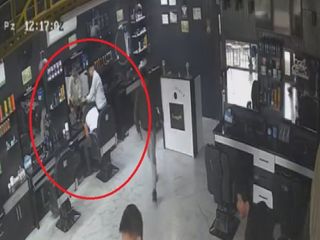 Hatay'da depremde saç kesmeye devam etti