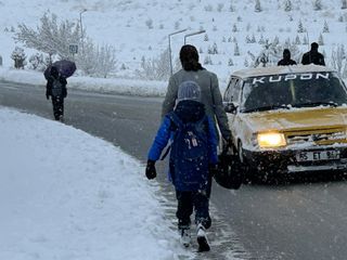 Van’da yoğun kar yağışı: Uçak seferleri rötar yaptı