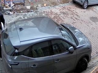 İstanbul'da eşini sokak ortasında silah çekip darbetti: Polis çağırın' diye ağladı