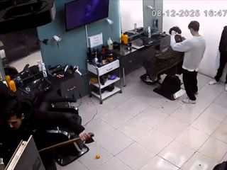 İstanbul'da balta ile kuaför salonunu bastı