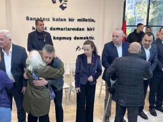 Özgür Özel, Manisa'da Gülşah Durbay'ın ailesiyle taziyeleri kabul etti