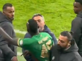 Oyundan alınan Mbaye Diagne sinir krizi geçirdi
