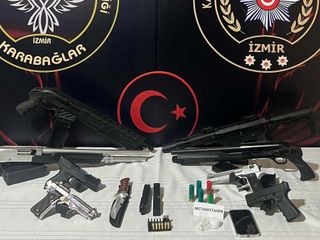 İzmir'de takiple deşifre edildiler: Evlerinden ruhsatsız silahlar ile uyuşturucu çıktı