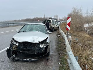 Çorum'da kaza yapan araçlarının yanında bekleyen vatandaşlara otomobil çarptı