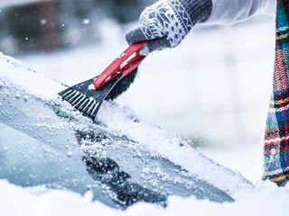 Ustaların kullandığı yöntem ortaya çıktı: Araba camı böyle çözülüyor