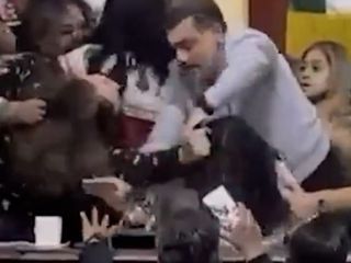 Meksika'da kent meclisi üyeleri birbirlerinin saçlarını çekerek kavga etti