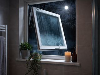 Geceleri banyo camını açan yandı: İşte sebebi