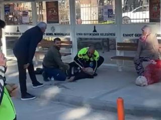 İzmir'de polis memurundan hayat kurtaran müdahale