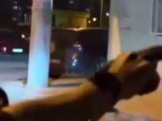 İzmir'de elinde silahla dolaştı