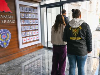 Mersin'de evlere dadanan hırsızlar yakalandı