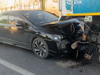 Antalya'da otomobil yol süpürme aracıyla çarpıştı