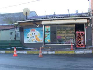 İstanbul'da 2 katlı binanın zemininde kayma meydana geldi