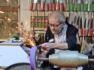 Antalya'da bıçak bileme ustası, 50-60 bin liraya çırak bulamıyor