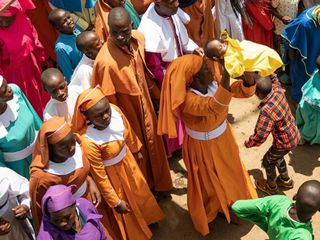 Bebekleri havaya fırlatma ritüeli: Nedenine bakın...