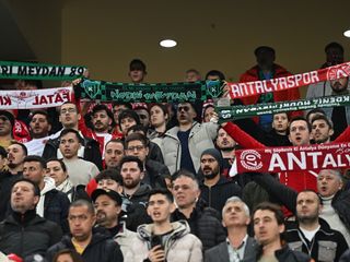 Kocaelispor ve Antalyaspor arasındaki dostluk yeşil sahalarda devam ediyor